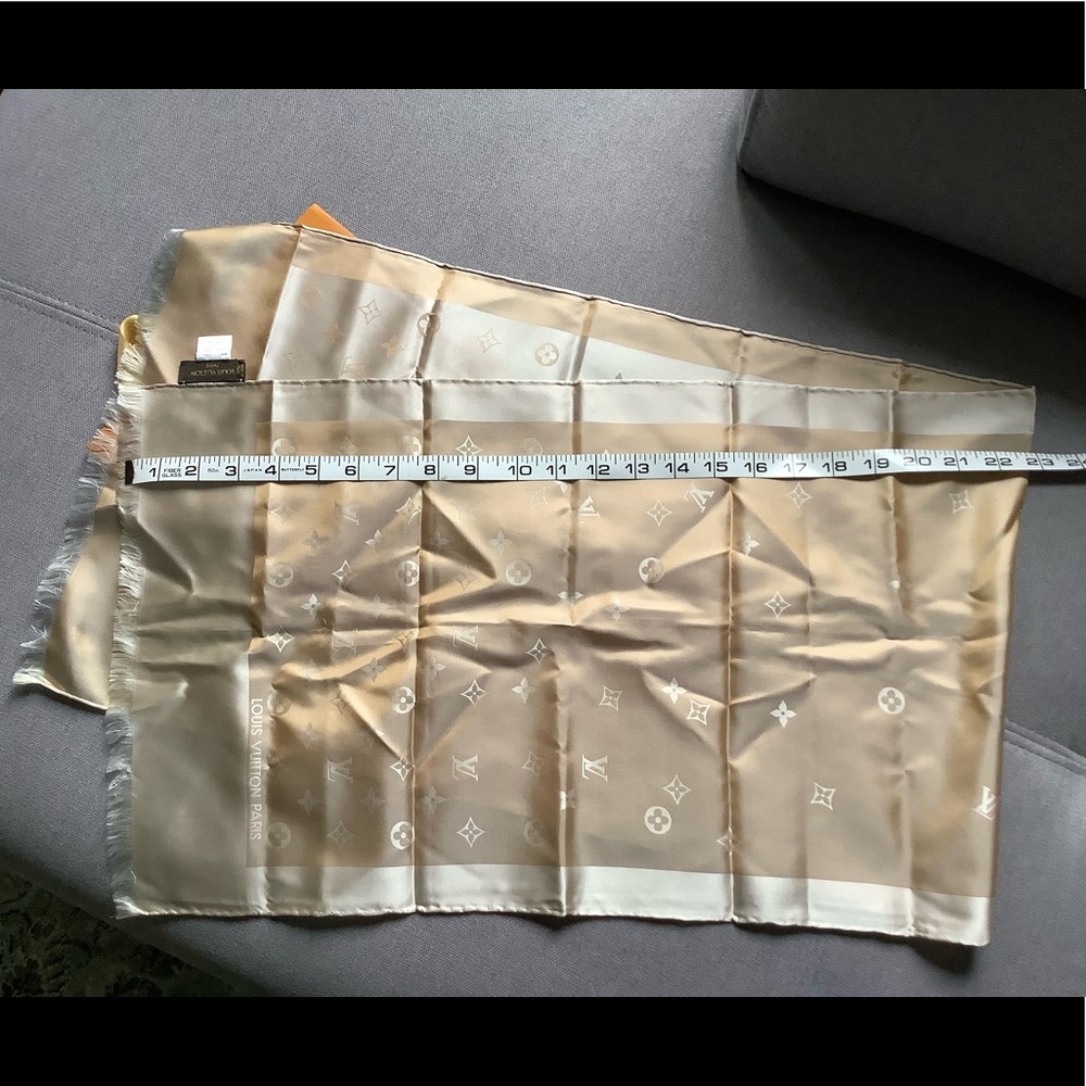 BEAUTIFUL Authentic LV silk scarf  🌷🌷🌷 - Picture 11 of 16